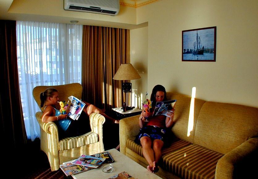 Ozcelik Hotel Кушадасъ Екстериор снимка