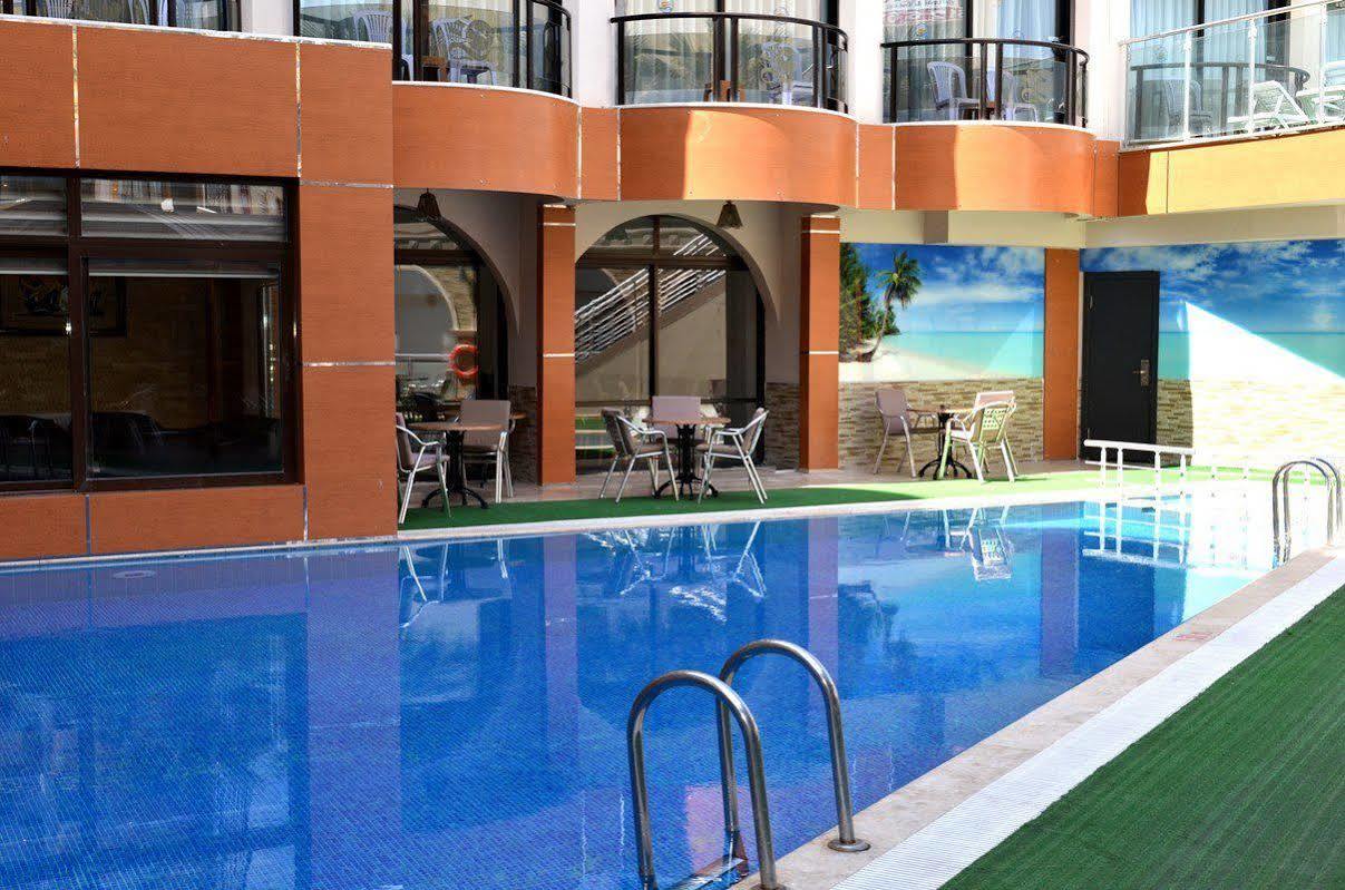 Ozcelik Hotel Кушадасъ Екстериор снимка