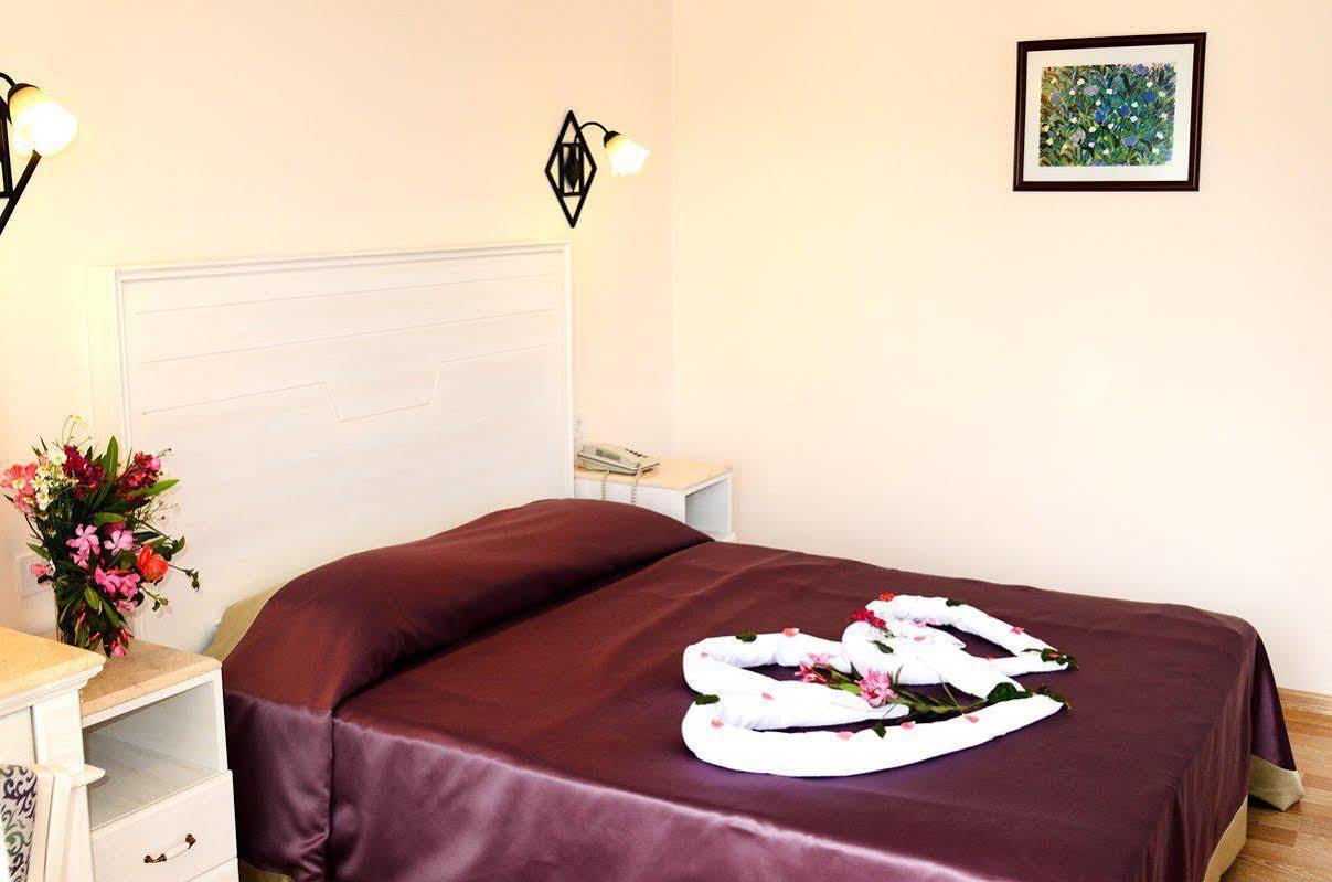 Ozcelik Hotel Кушадасъ Екстериор снимка