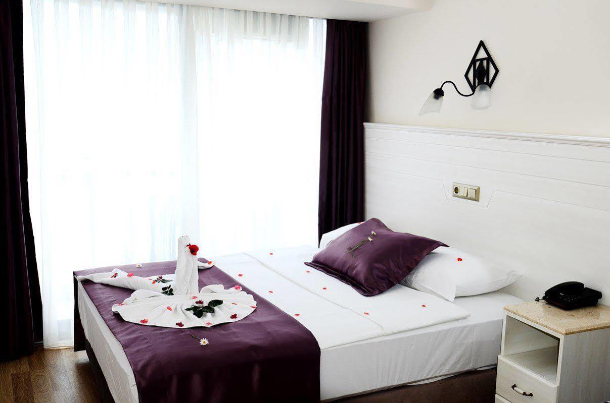 Ozcelik Hotel Кушадасъ Екстериор снимка